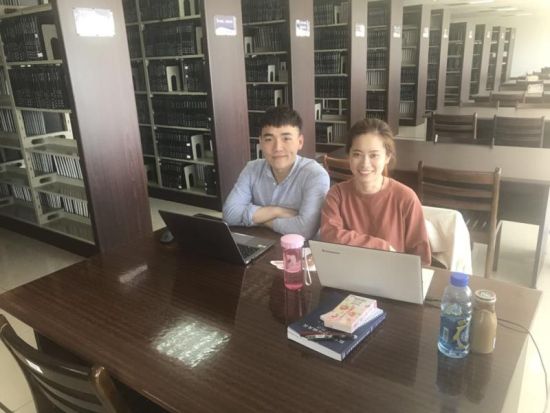圖為：楊澤林和朱鶯在圖書館。 校方提供