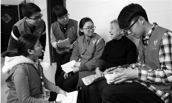 中國計量大學志愿者關愛老年人眼部健康 中國計量大學志愿者關愛老年人眼部健康